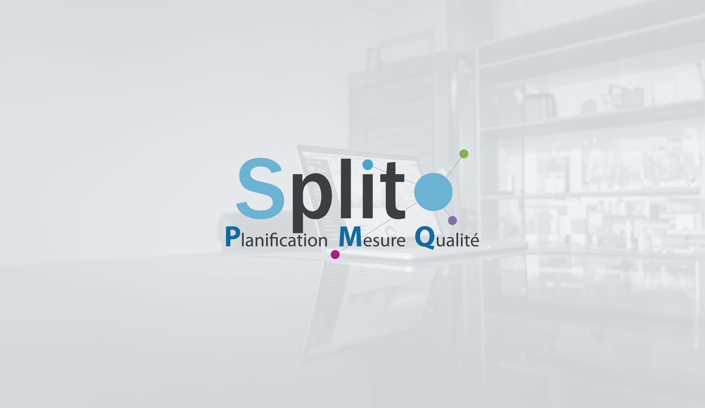 Image d'un ordinateur en fond avec premier plan le logo Split PMQ, logiciel SI 100% paramétrable