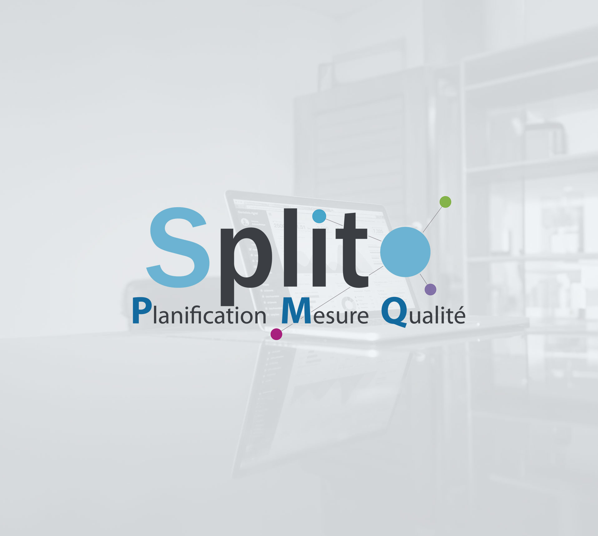 Image d'un ordinateur en fond avec premier plan le logo Split PMQ, logiciel SI 100% paramétrable